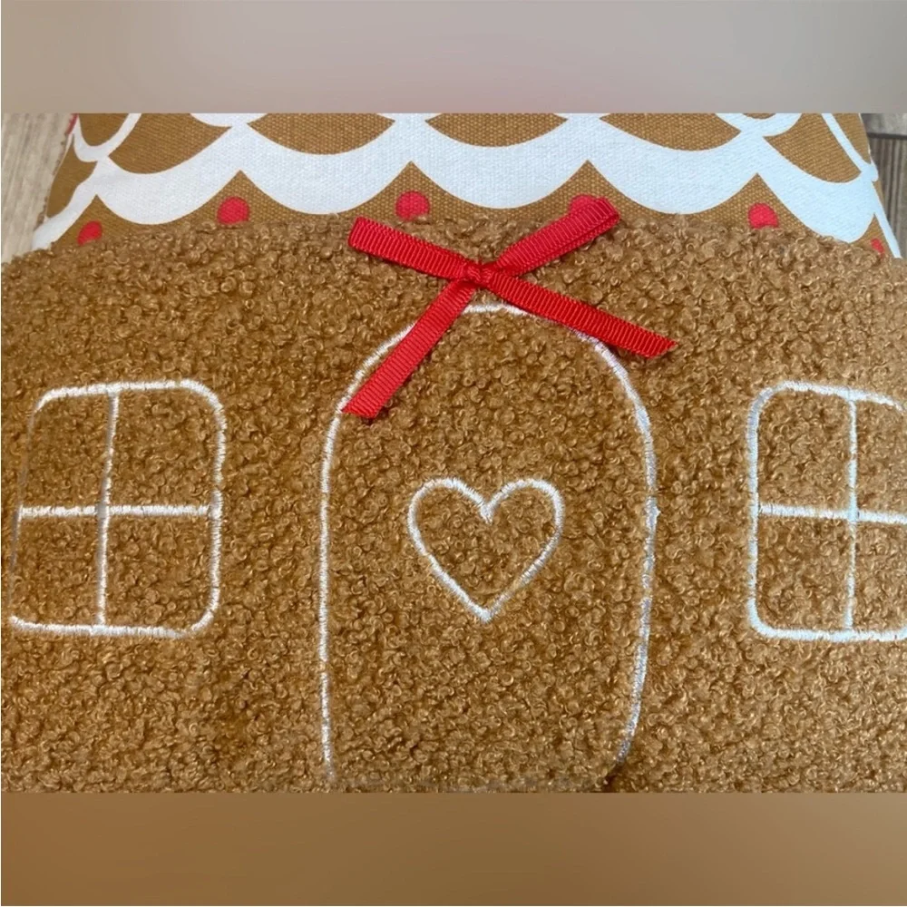 Gingerbread House Throw Pillow – Cozy Winter Accent Cushion for Sofa